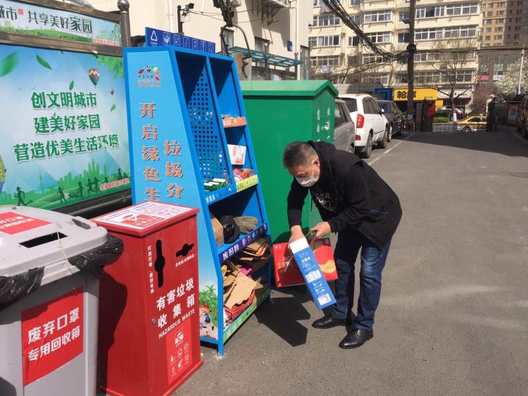 『大蓝』“小红”“大蓝”上岗 市南区改进设施设备助力垃圾分类精准投放