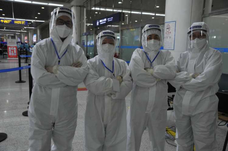 『补录』城阳志愿者“全副武装”值守机场 为入境旅客补录信息为防疫贡献力量