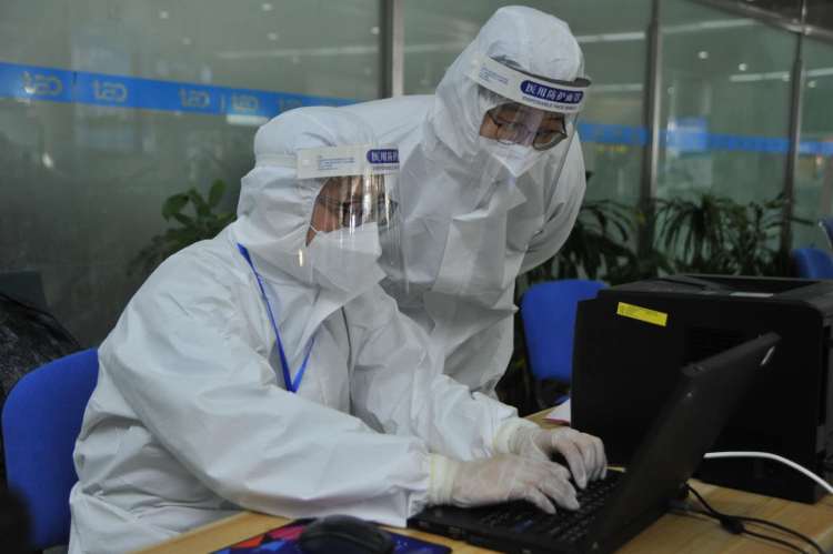 『补录』城阳志愿者“全副武装”值守机场 为入境旅客补录信息为防疫贡献力量