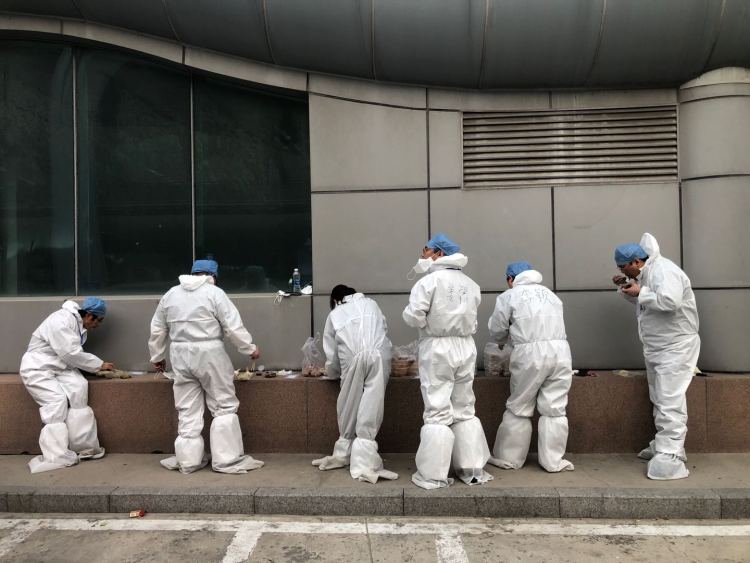 『补录』城阳志愿者“全副武装”值守机场 为入境旅客补录信息为防疫贡献力量