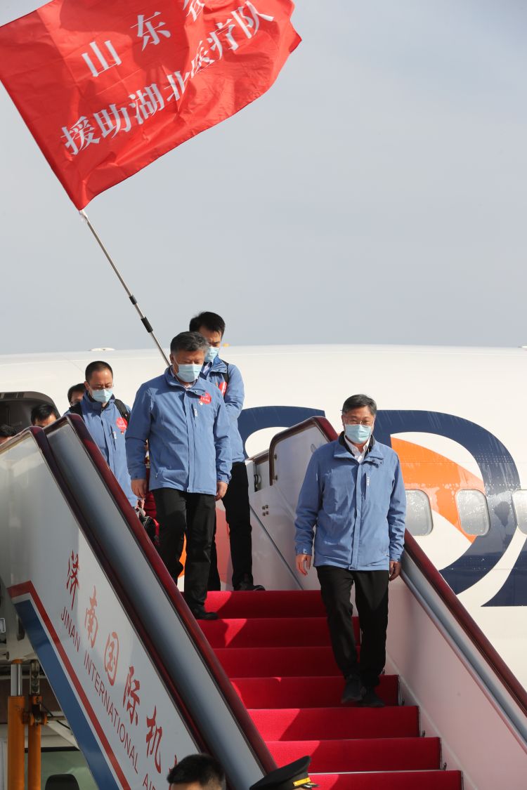 『山航』白衣执甲、今朝凯旋 山航包机再护送52位山东援鄂医疗队员回家