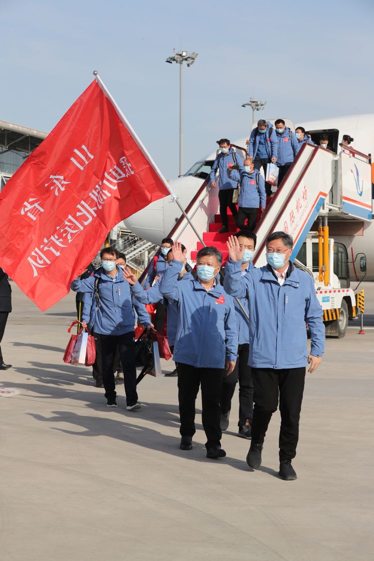 『山航』白衣执甲、今朝凯旋 山航包机再护送52位山东援鄂医疗队员回家