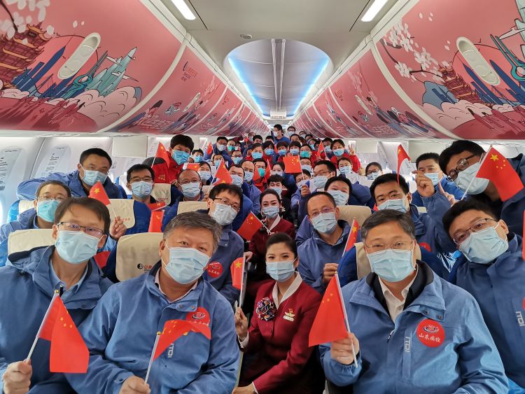 『山航』白衣执甲、今朝凯旋 山航包机再护送52位山东援鄂医疗队员回家