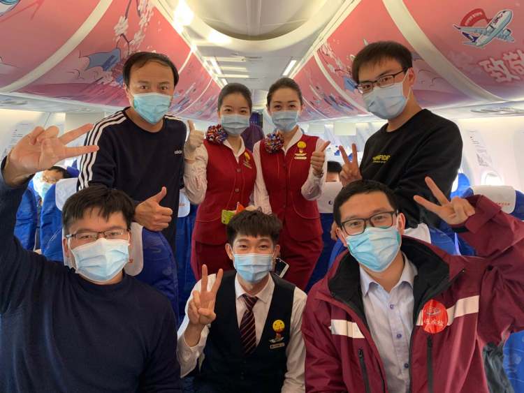 『山航』白衣执甲、今朝凯旋 山航包机再护送52位山东援鄂医疗队员回家