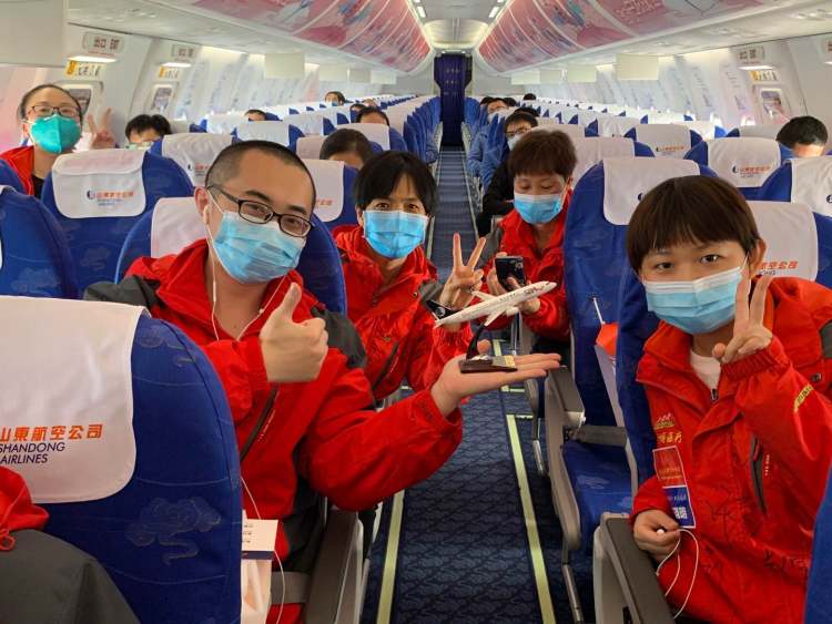 『山航』白衣执甲、今朝凯旋 山航包机再护送52位山东援鄂医疗队员回家
