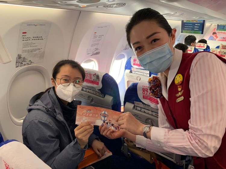 『山航』白衣执甲、今朝凯旋 山航包机再护送52位山东援鄂医疗队员回家