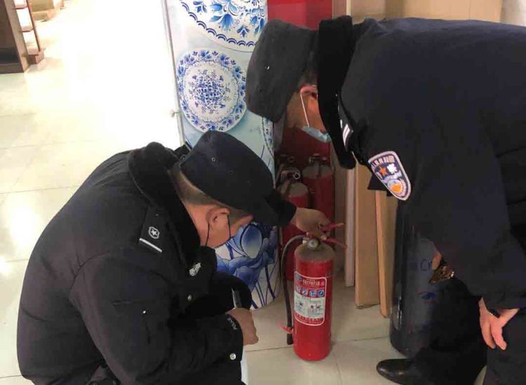 『九小』加强九小场所消防安全检查 白埠派出所民警在行动