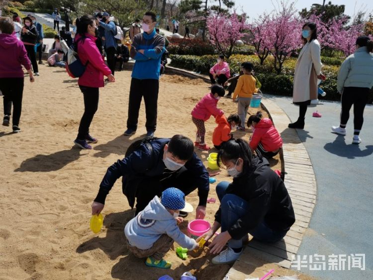 「踏春」青岛象耳山公园的花陆续进入盛花期 不少市民周末前来登山赏景