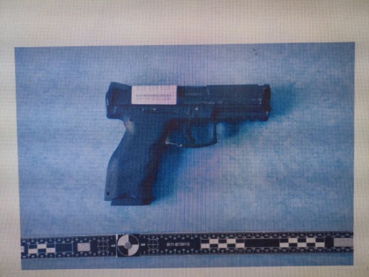 #宿舍#藏12把“仿真枪”对面宿舍当靶子 青岛一位“军事迷”大学生获刑三年