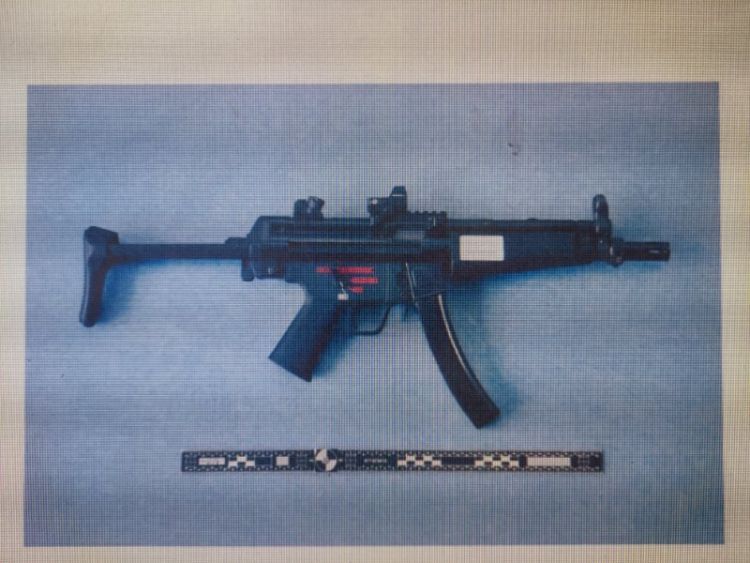 #宿舍#藏12把“仿真枪”对面宿舍当靶子 青岛一位“军事迷”大学生获刑三年