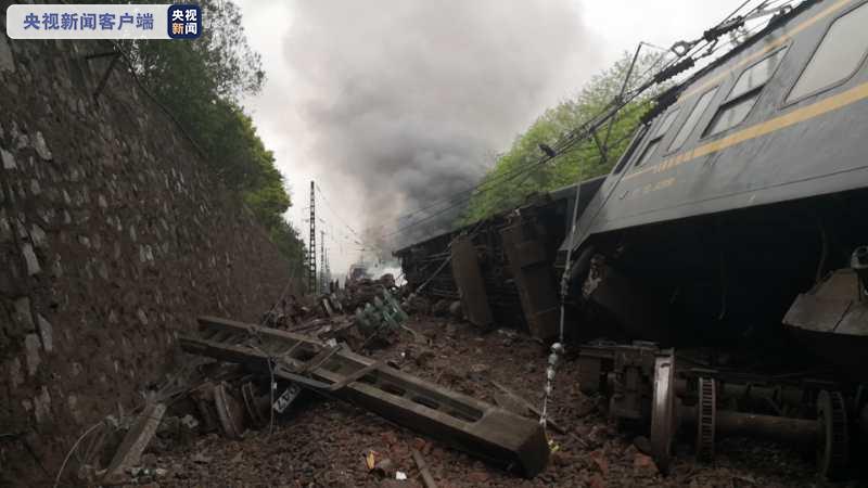 T179：济南至广州T179次列车在湖南境内因塌方脱线起火 抢险救援工作已展开