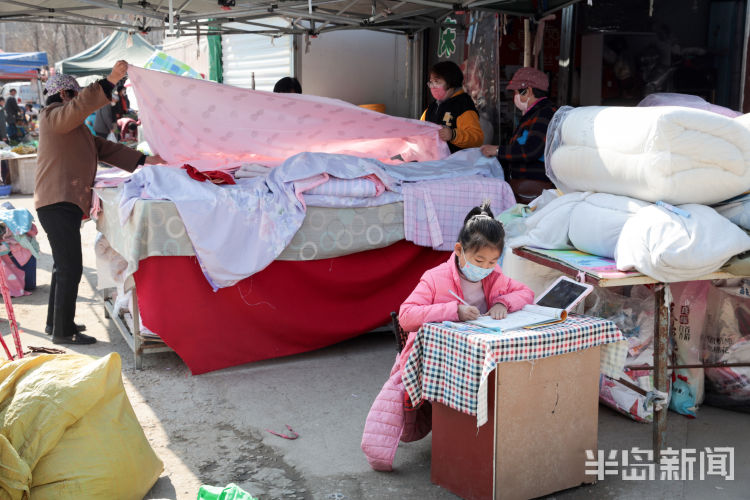 『网课』露天“教室”简陋课桌 崂山区北村早市上的“网课”