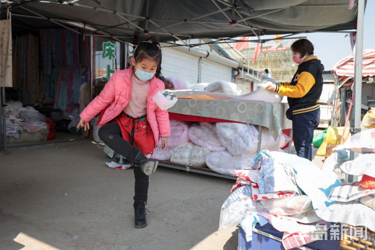 『网课』露天“教室”简陋课桌 崂山区北村早市上的“网课”