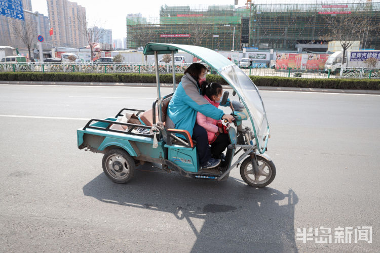 『网课』露天“教室”简陋课桌 崂山区北村早市上的“网课”