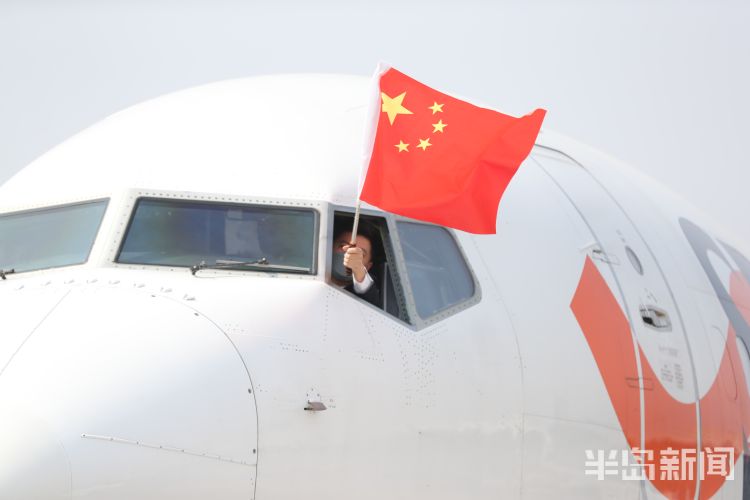 「山航」314位英雄凯旋 医疗队员空中作画送给助力战“疫”的山航机组