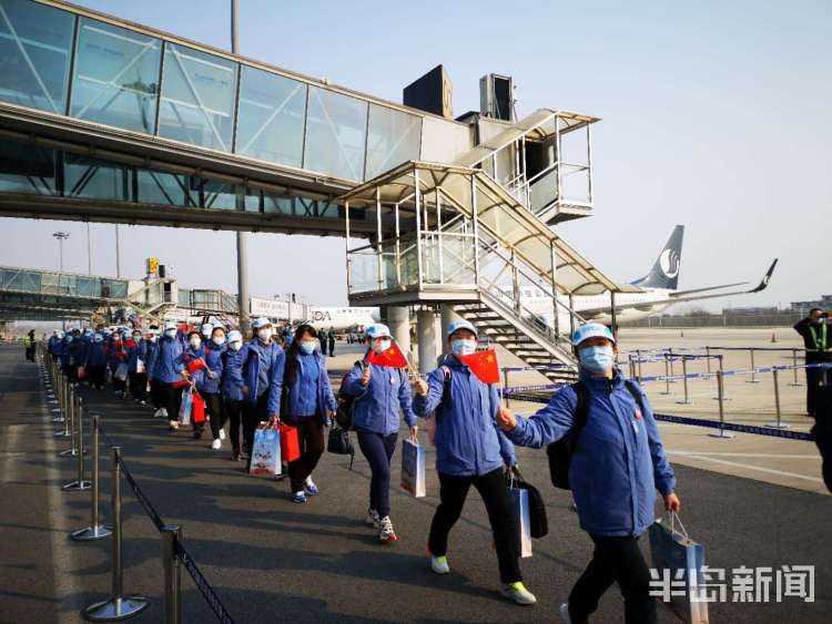 「山航」314位英雄凯旋 医疗队员空中作画送给助力战“疫”的山航机组