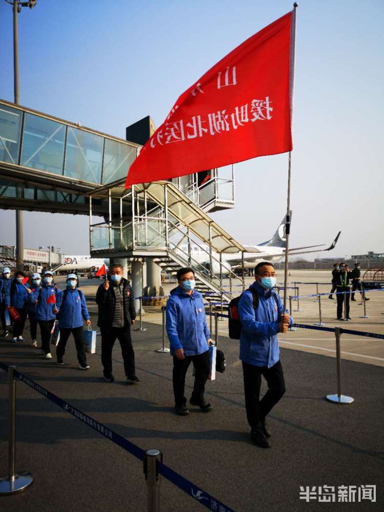 「山航」314位英雄凯旋 医疗队员空中作画送给助力战“疫”的山航机组