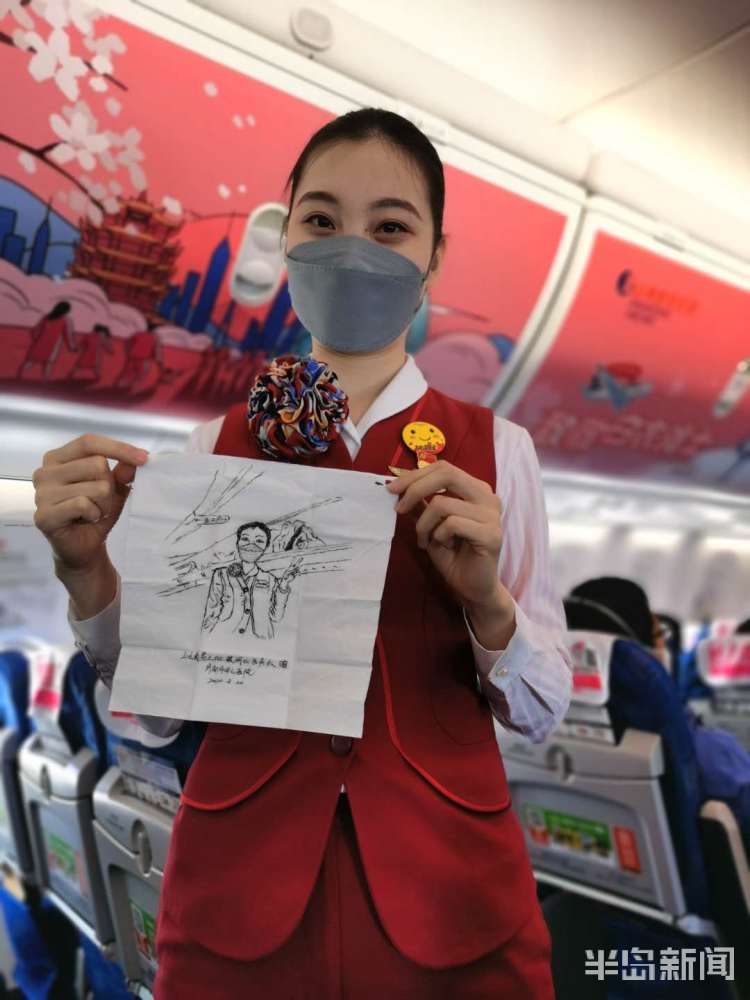 「山航」314位英雄凯旋 医疗队员空中作画送给助力战“疫”的山航机组