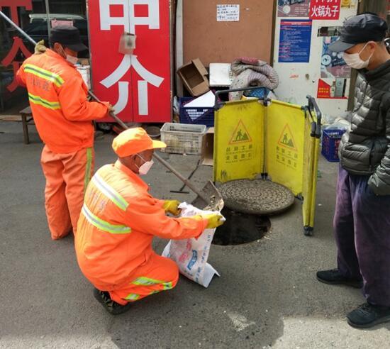 「难愁」管道堵塞排污难愁坏居民 市政心系百姓排忧解难获锦旗