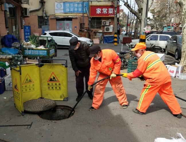 「难愁」管道堵塞排污难愁坏居民 市政心系百姓排忧解难获锦旗