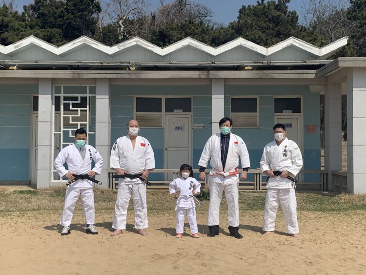 『柔道』将青岛特色融合进柔道 青岛柔道人沙滩上起练