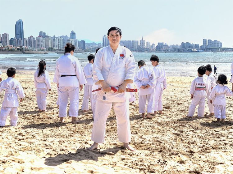 『柔道』将青岛特色融合进柔道 青岛柔道人沙滩上起练