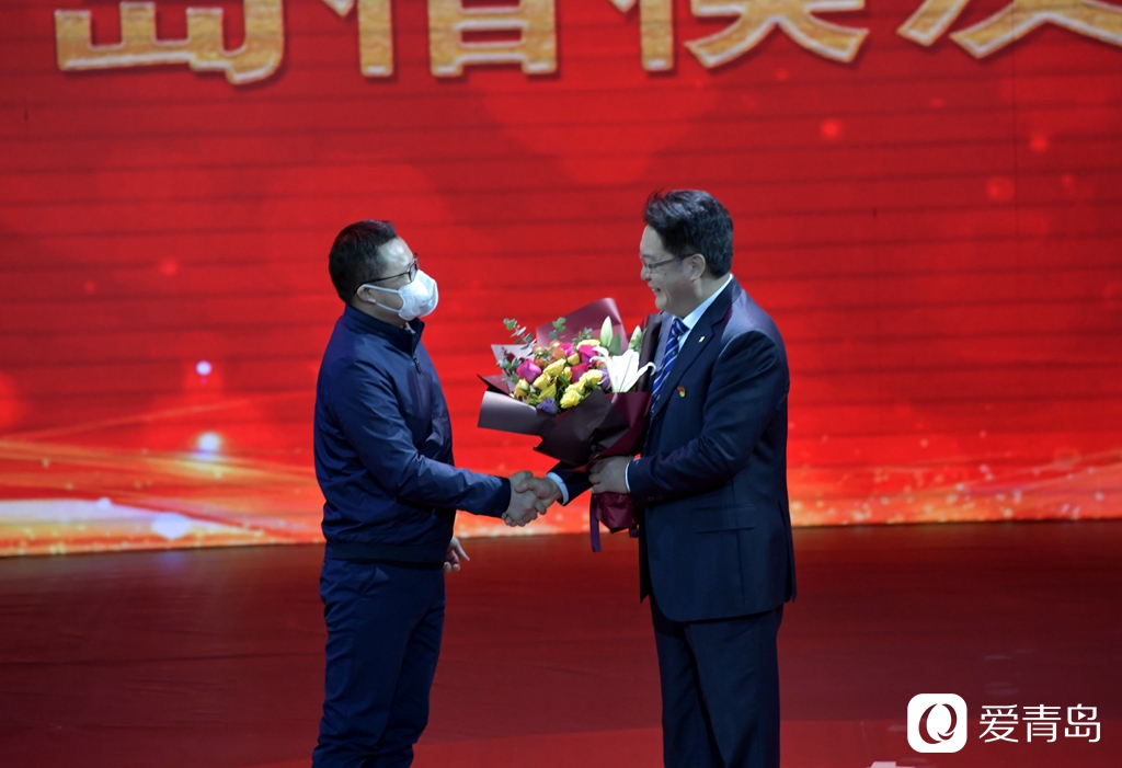 拼过■@逆行抗疫的“青岛楷模”：谢谢你们 为我们拼过命