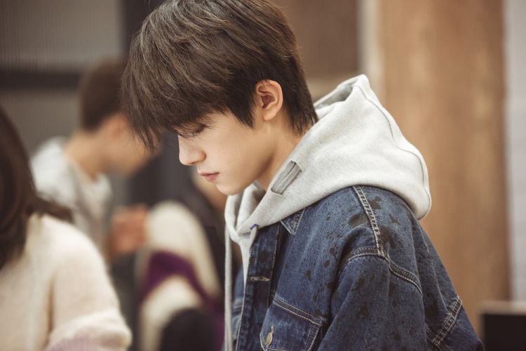 千玺@《朋友请听好》易烊千玺胖了十斤 被调侃要改名易“饿”千玺