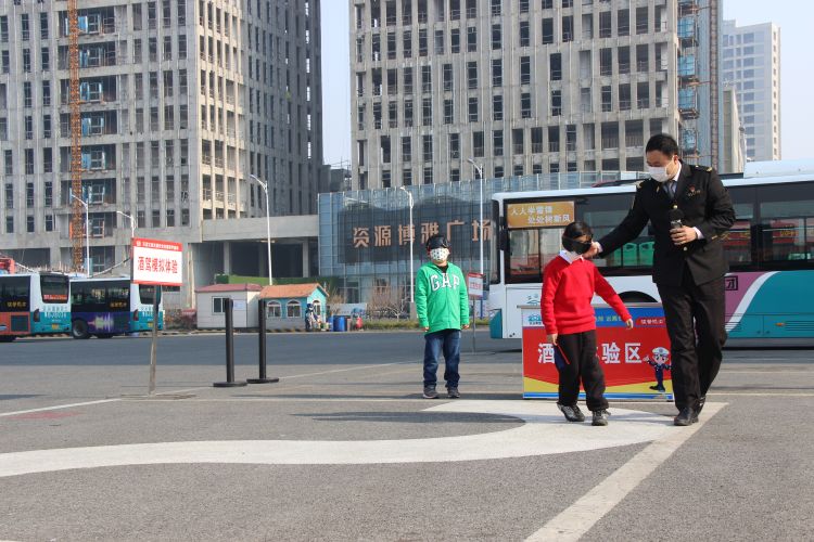 「扫码」交通安全课采用“云教学” 中小学生扫码即可“亲临”现场