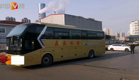 [视频]青岛跟团游重启 保证五十座大巴车最多上25位客人