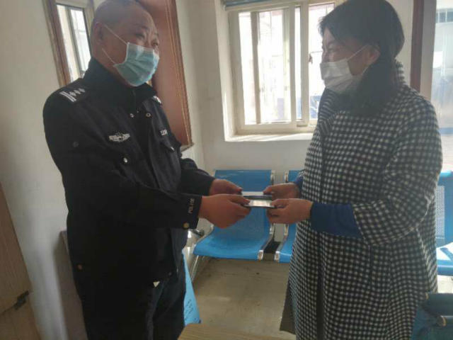 【失物】青岛一小伙乘车遗失手包 民警助力归还失物获点赞