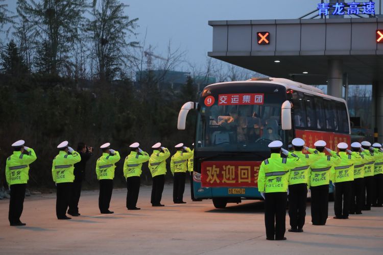 [援鄂]英雄凯旋！青岛交警“最高礼遇”迎接援鄂医疗队返青