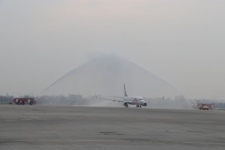 「援鄂」援鄂医疗队返青 青岛空管为包机开“绿灯“提前落地