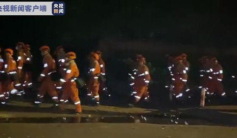 四川西昌森林火灾最新进展：仍有明火 多路灭火队伍正在总攻