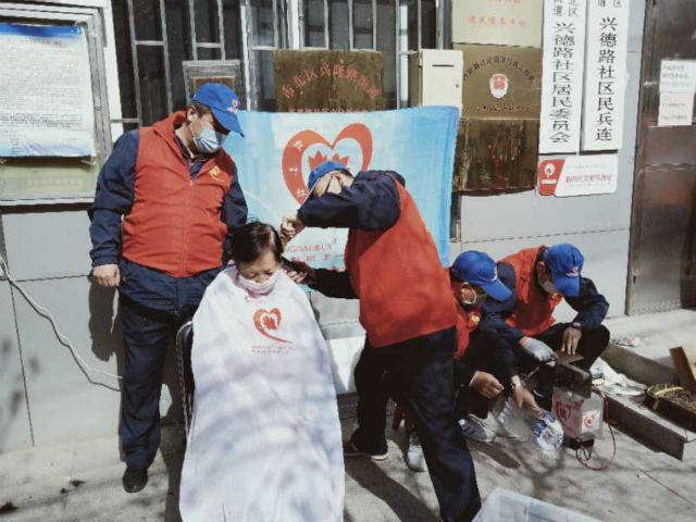 #进社区#青岛市北巴士党员志愿进兴隆路街道 为社区居民提供便民服务