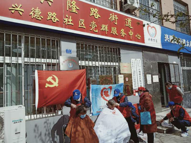 #进社区#青岛市北巴士党员志愿进兴隆路街道 为社区居民提供便民服务