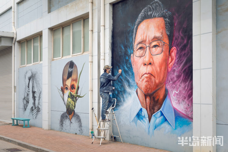 「岛城」青岛壁画高手墙绘战疫 钟南山院士肖像壁画最醒目