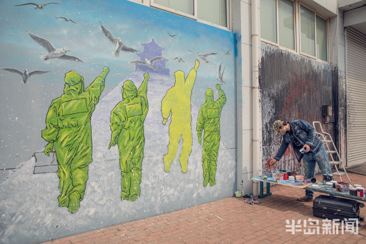 「岛城」青岛壁画高手墙绘战疫 钟南山院士肖像壁画最醒目