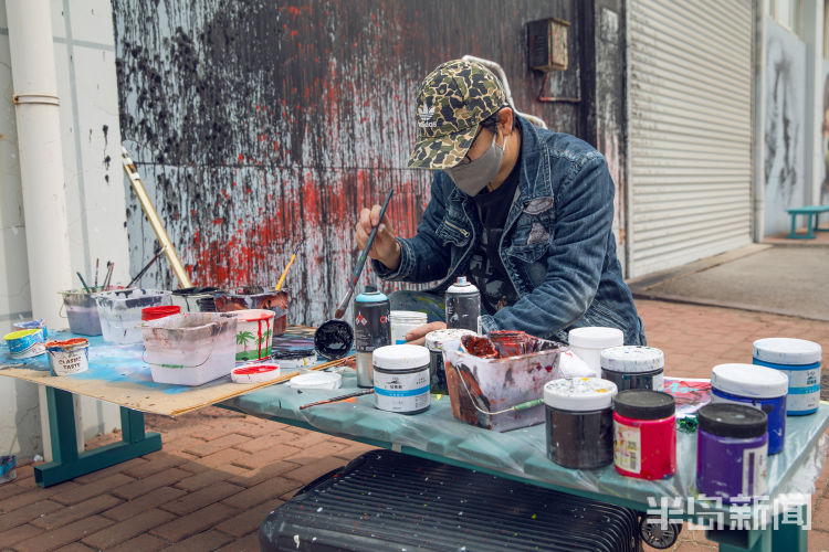 「岛城」青岛壁画高手墙绘战疫 钟南山院士肖像壁画最醒目