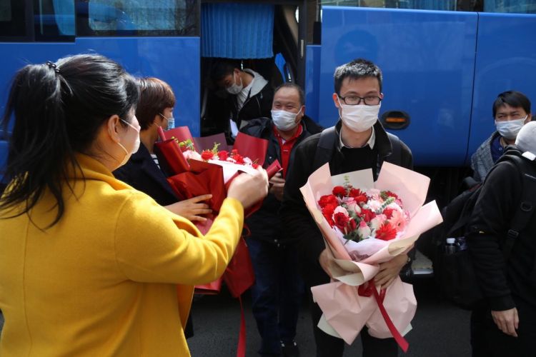 [38]中建三局一公司青岛公司“点对点”专车奔赴湖北 接回38名员工