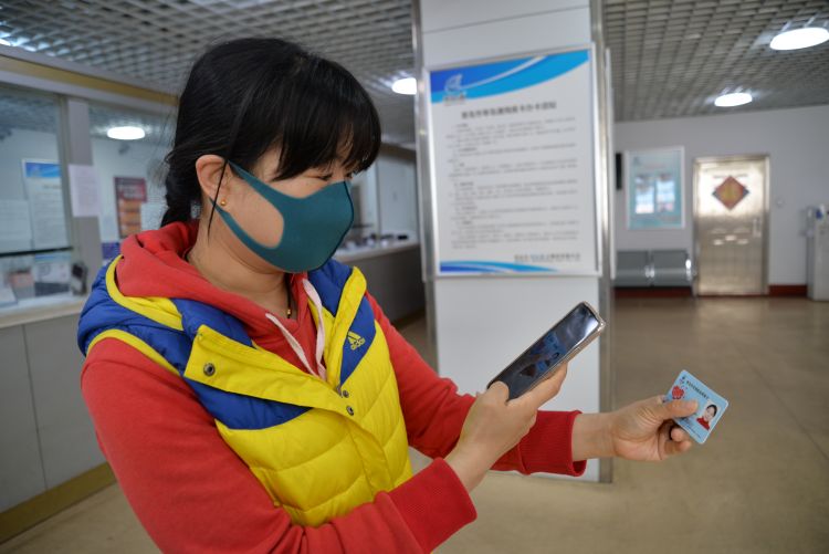 「岛城」“三免政策”实施首日 青岛200人领“无偿献血荣誉卡”