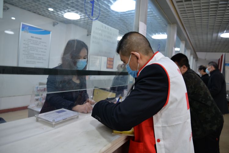 「岛城」“三免政策”实施首日 青岛200人领“无偿献血荣誉卡”