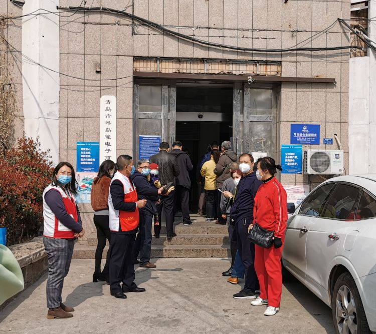 「岛城」“三免政策”实施首日 青岛200人领“无偿献血荣誉卡”