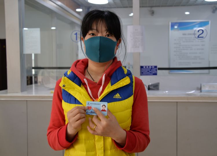 「岛城」“三免政策”实施首日 青岛200人领“无偿献血荣誉卡”