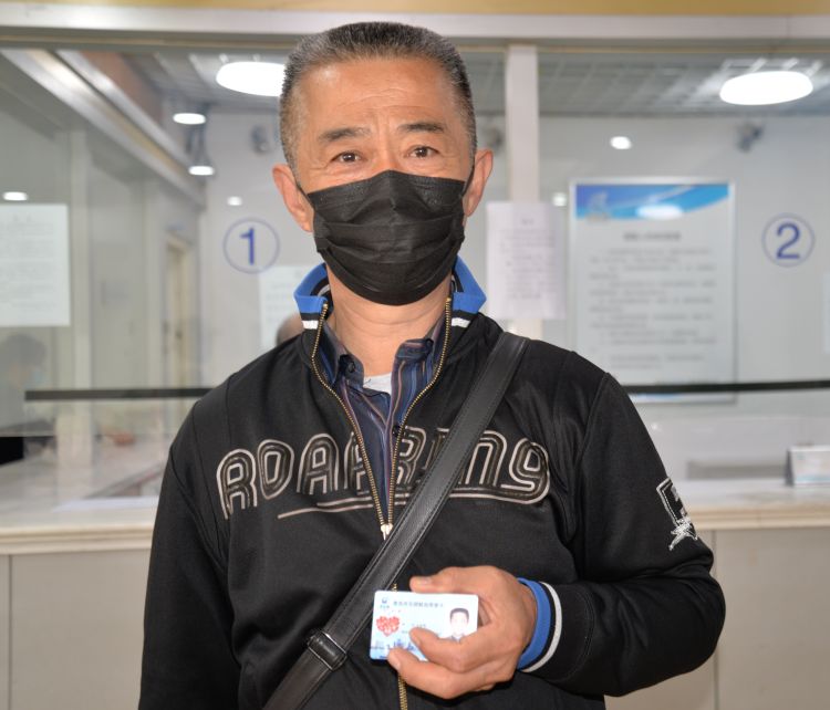 「岛城」“三免政策”实施首日 青岛200人领“无偿献血荣誉卡”