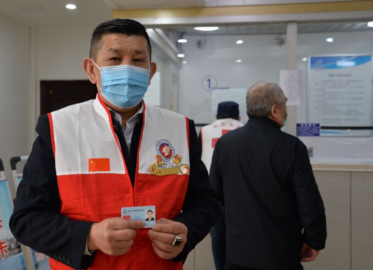 「岛城」“三免政策”实施首日 青岛200人领“无偿献血荣誉卡”