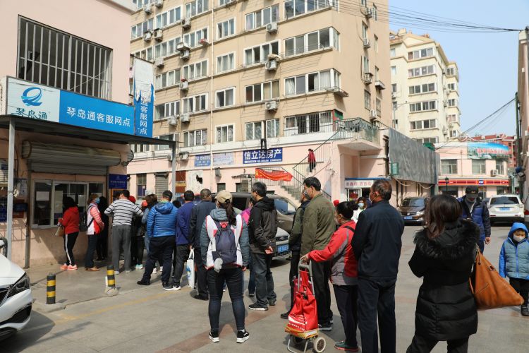 「岛城」“三免政策”实施首日 青岛200人领“无偿献血荣誉卡”