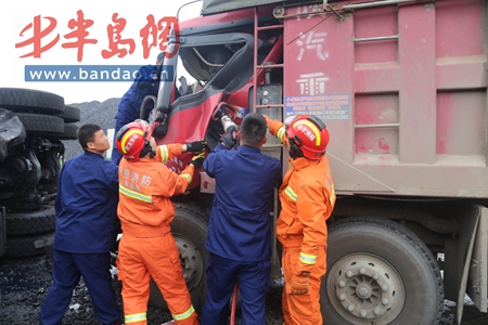 #运输车#沙土运输车与焦炭运输车发生碰撞1人被困 消防紧急救援