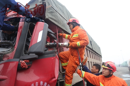 #运输车#沙土运输车与焦炭运输车发生碰撞1人被困 消防紧急救援
