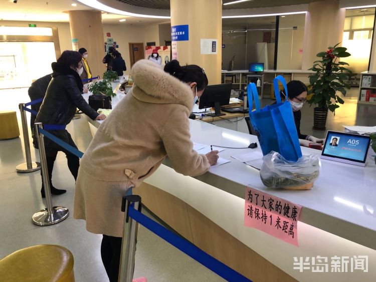 『距离』我和你最好的距离：1米 青岛就业服务中心大厅拉起隔离线